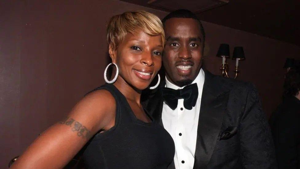 Mary J Blige e Sean Combs posando juntos em uma festa