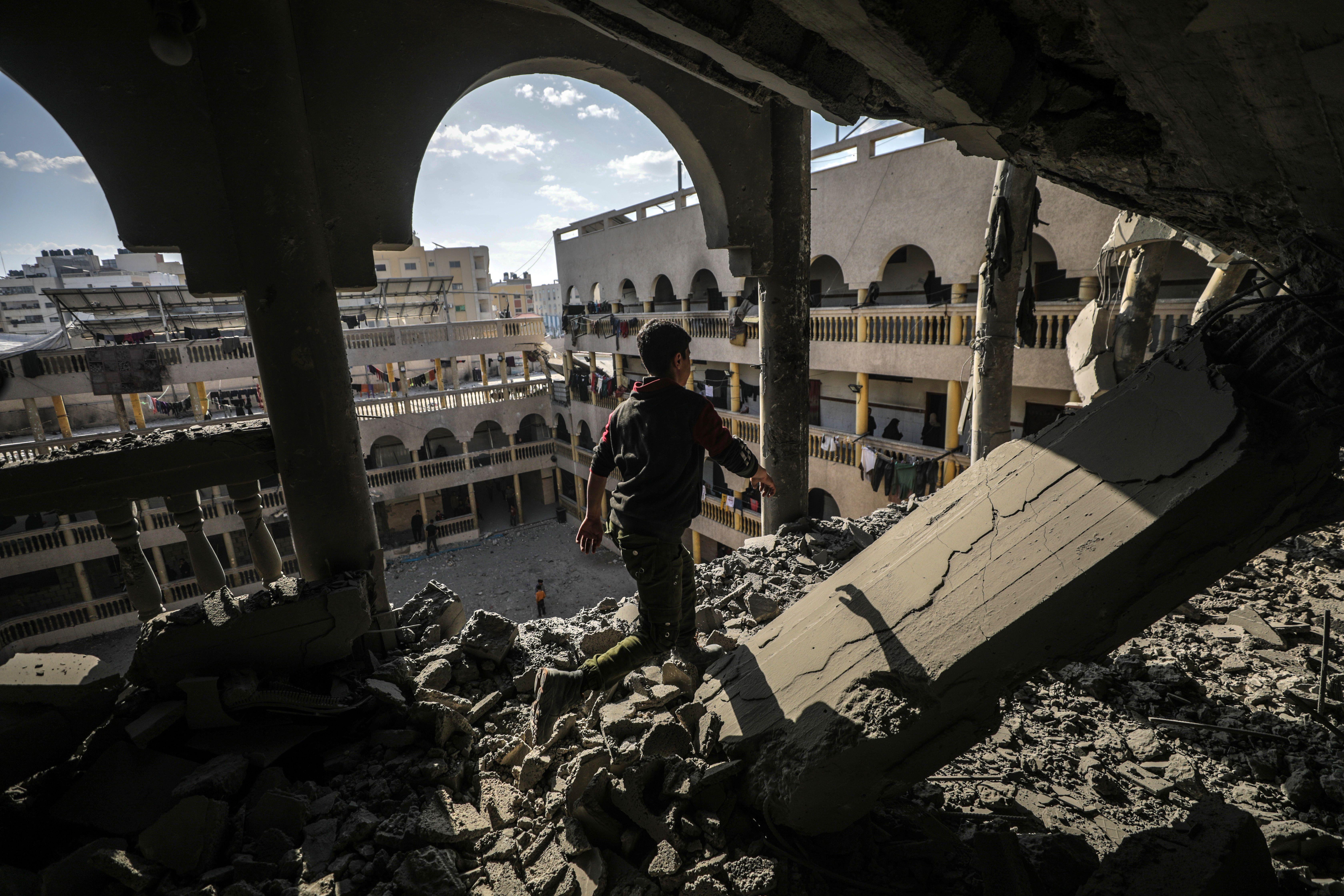 Un niño en las ruinas de un edificio en Gaza.