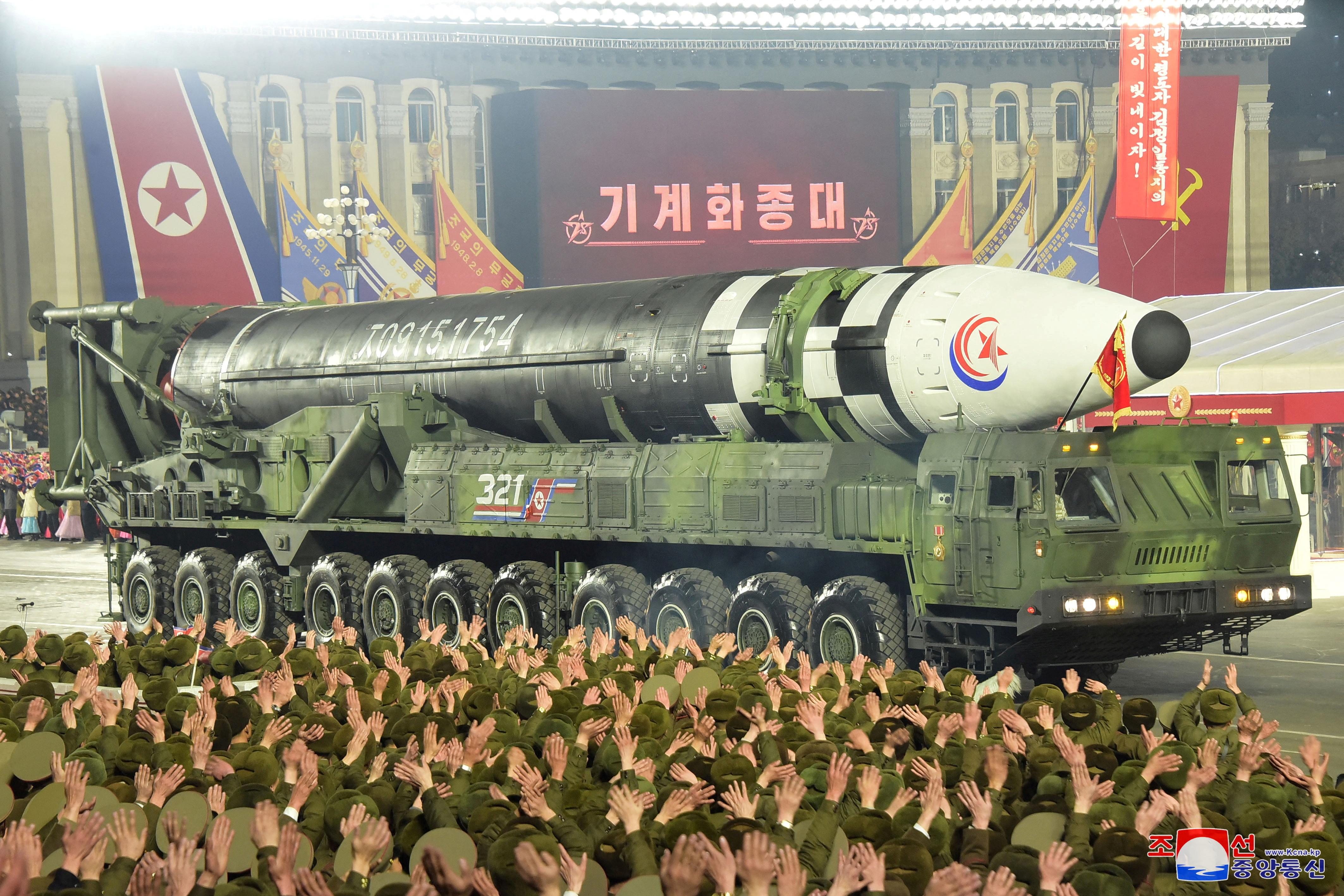 يُعرض صاروخ خلال عرض عسكري بمناسبة الذكرى 75 لتأسيس جيش كوريا الشمالية ، في ساحة كيم إيل سونغ في بيونغ يانغ ، كوريا الشمالية