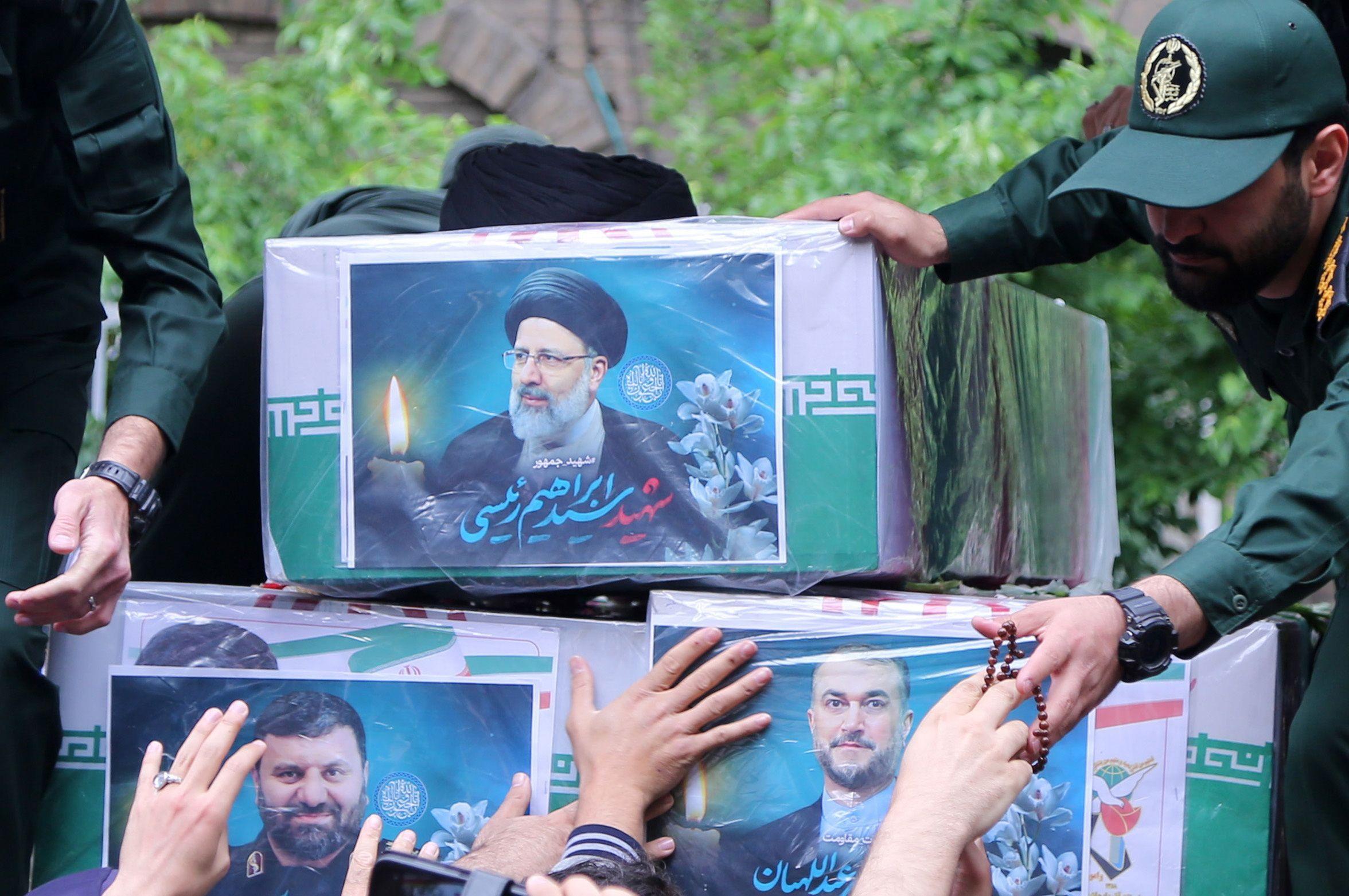 Ataudes en el funeral del presidente de Irán. 