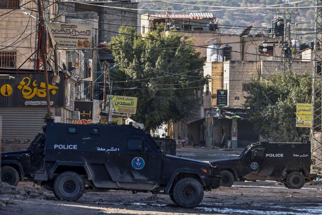 قوات من أمن السلطة الفلسطينية داخل جنين عقب اشتباكات مع فصائل فلسطينية