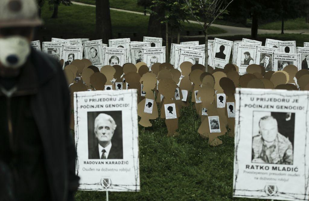 Cartazes com fotos de vítimas da guerra da Bósnia 