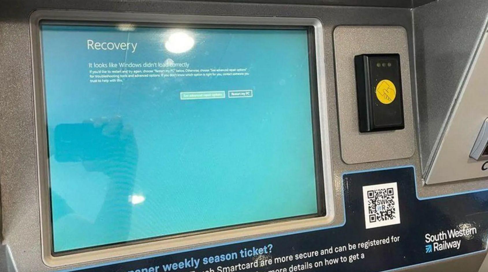 Pantalla en azul en una máquina expendedora de tiquetes en una estación de trenes