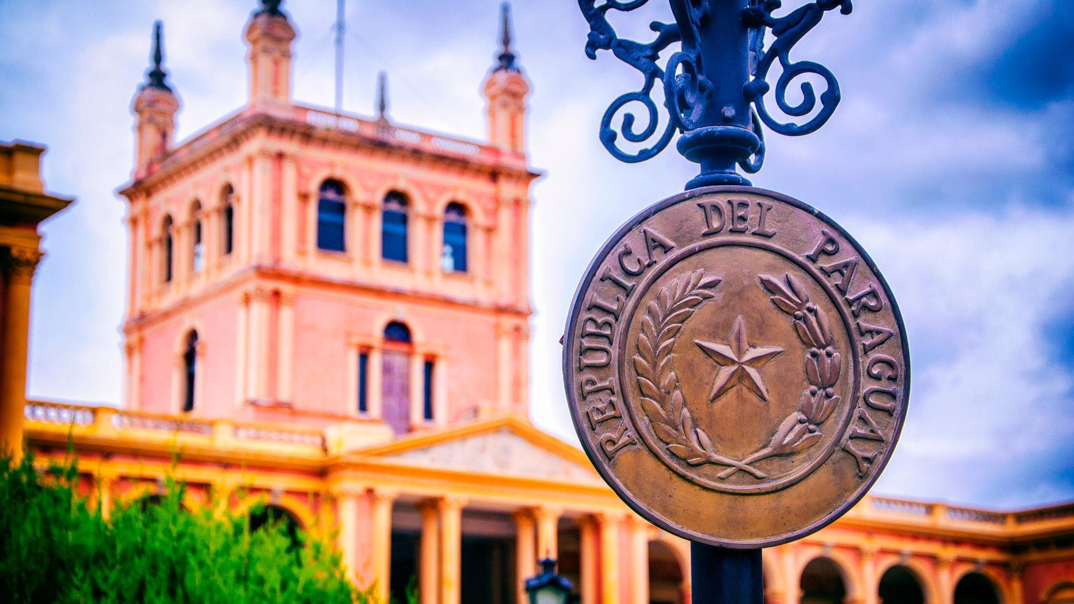 Una farola con el sello de la Republica del Paraguay