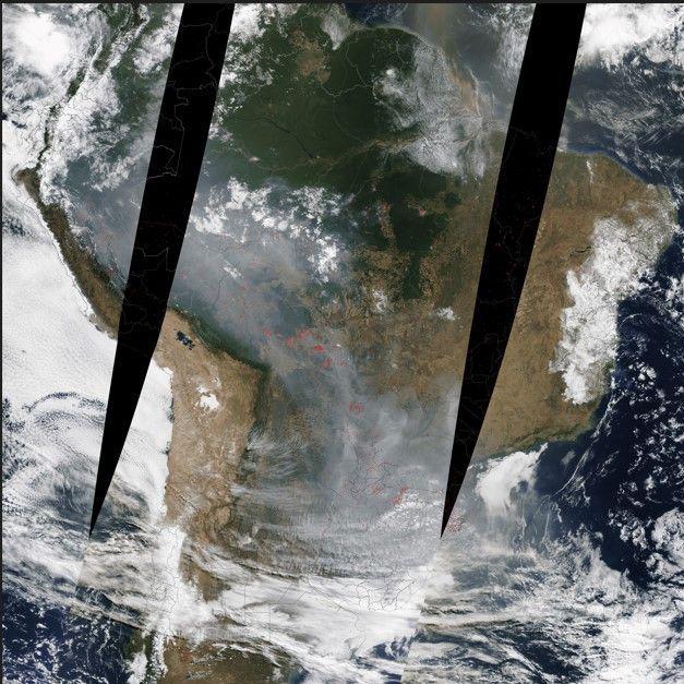 Imagem do satélite MODIS da NASA de 16 de agosto mostra a nuvem de fumaça vindo da Amazônia e atingindo o sul do Brasil. Pontos vermelhos mostram incêndios ativos