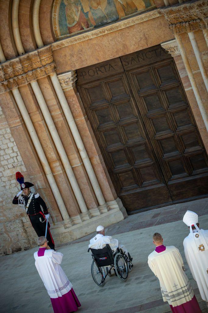 El papa abre la puerta santa de L'Aquila