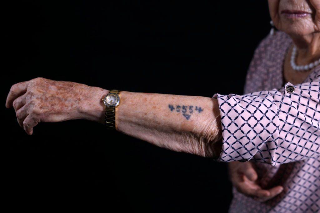 Número en el brazo de una sobreviviente del Holocausto