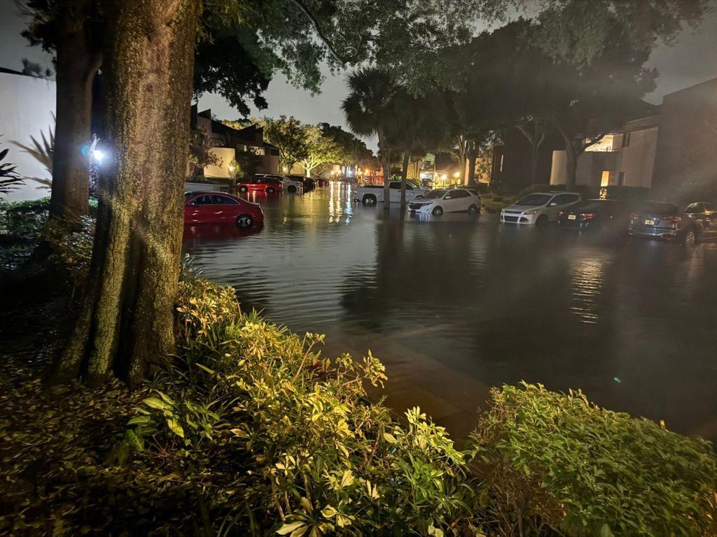 Estacionamiento de una zona residencial cubierto de agua 