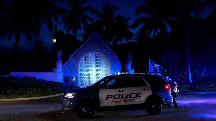 La policía se encuentra afuera de una entrada a la propiedad del expresidente Donald Trump, en Mar-a-Lago, el lunes 8 de agosto de 2022.