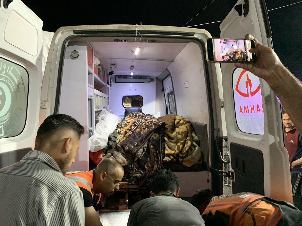 وصول عدد من الجثث جراء القصف الإسرائيلي على مخيم النصيرات إلى مستشفى شهداء الأقصى