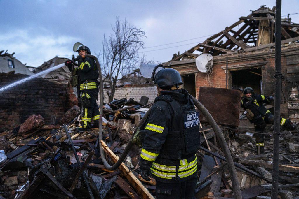Bombeiros apagam incndio em meio a escombros de uma casa aps o bombardeio russo na cidade de Sloviansk, Ucrnia, em 21 de fevereiro de 2025