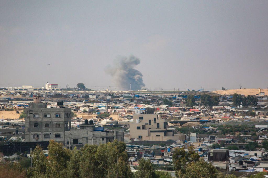 Coluna de fumaça sobre a cidade de Rafah