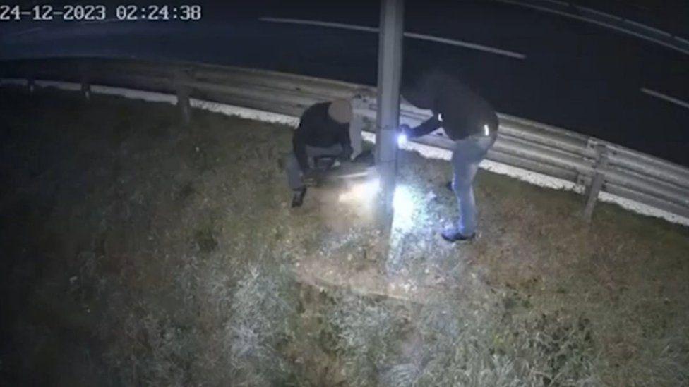 Grabación que muestra a dos hombres dañando una cámara