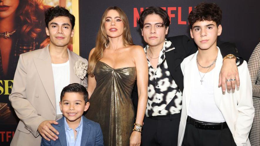 Sofia Vergara junto a los actores que interpretan a los hijos de Griselda en la serie de Netflix.