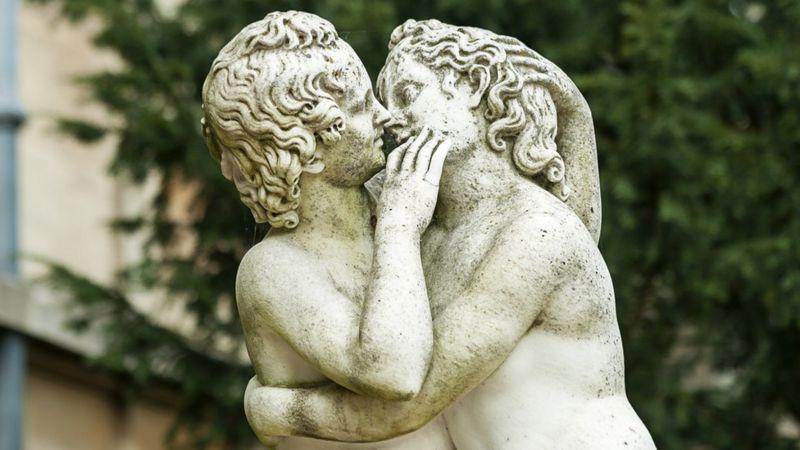 Estátua de um homem e uma mulher abraçados, prestes a se beijar