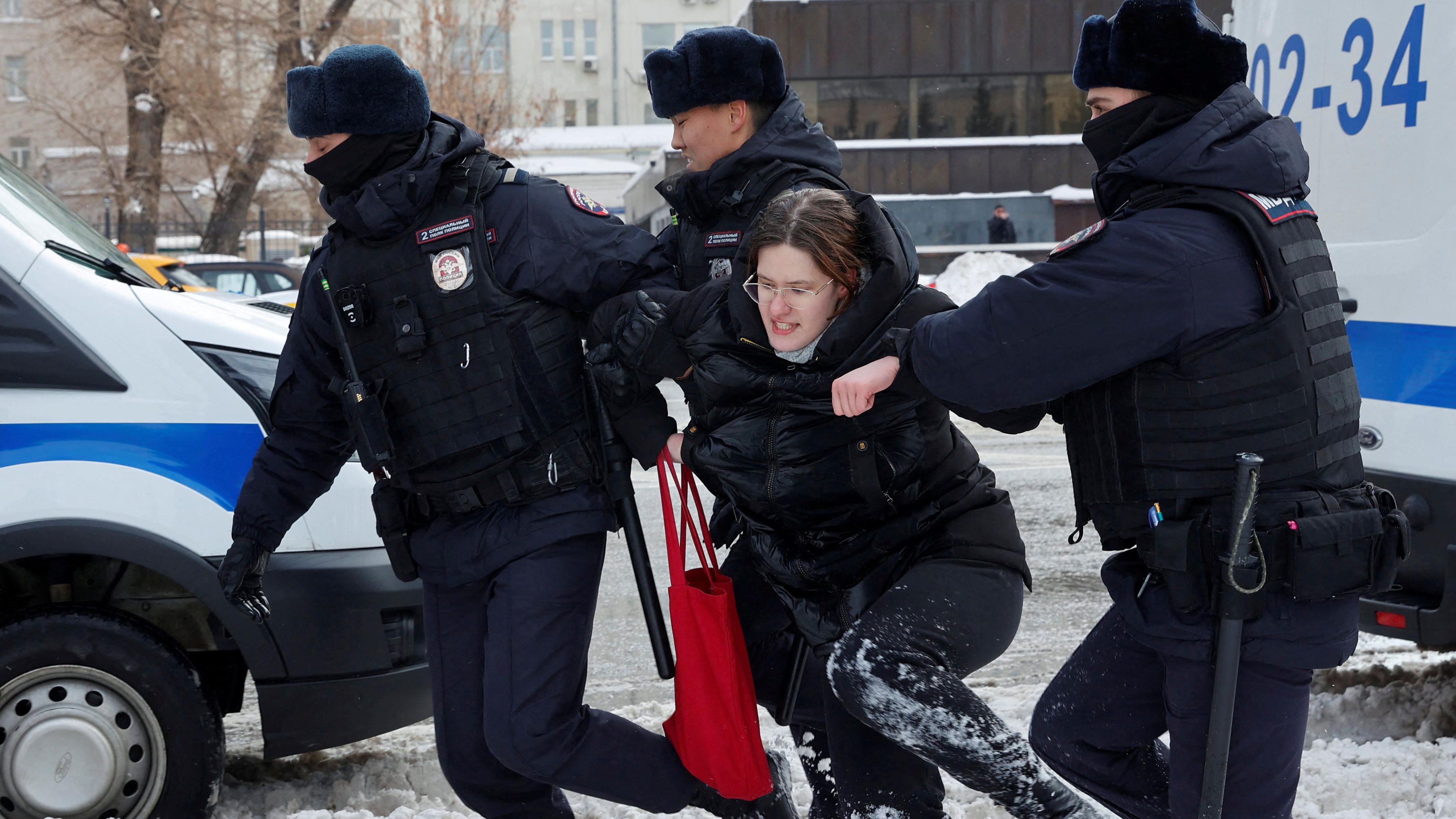 Policías arrestan en Moscú a una simpatizante de Navalny