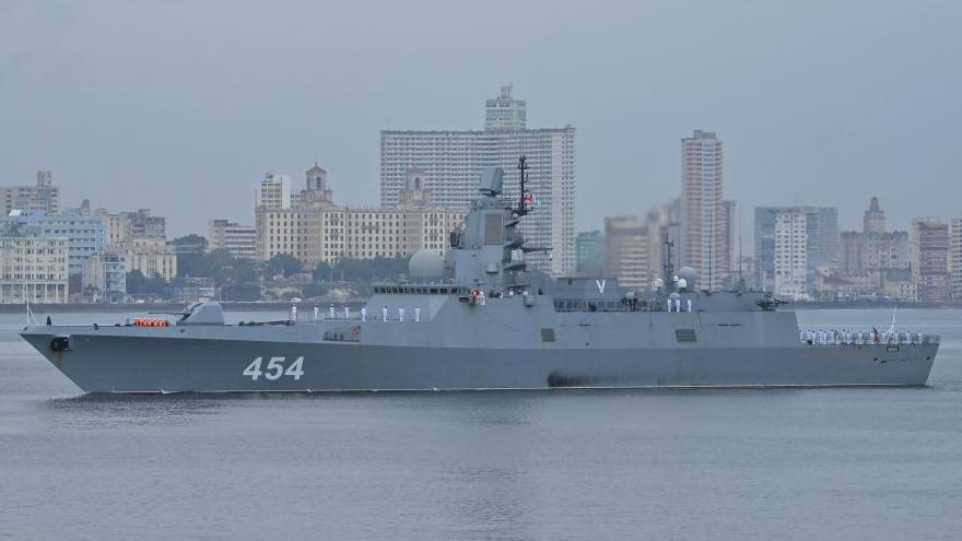 La fragata de clase rusa Almirante Gorshkov, parte del destacamento naval ruso que visita Cuba, llegando al puerto de La Habana.