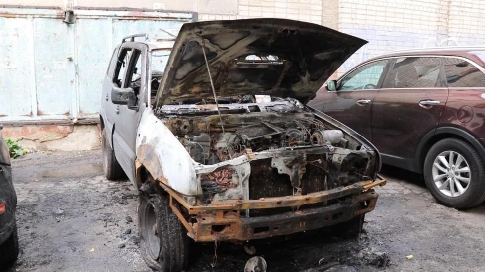 Un auto incinerado