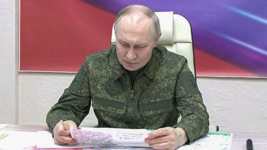 Putin vestido de militar