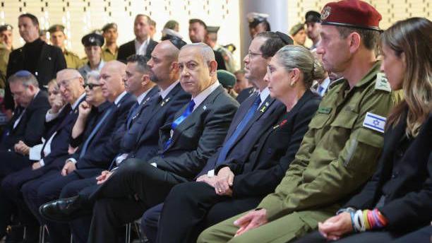 نتنياهو يحضر حفل إحياء ذكرى الجنود الذين قتلوا في حروب إسرائيل ويظهر في الصورة رئيس الدولة ورئيس هيئة الأركان هيرتسي هاليفي