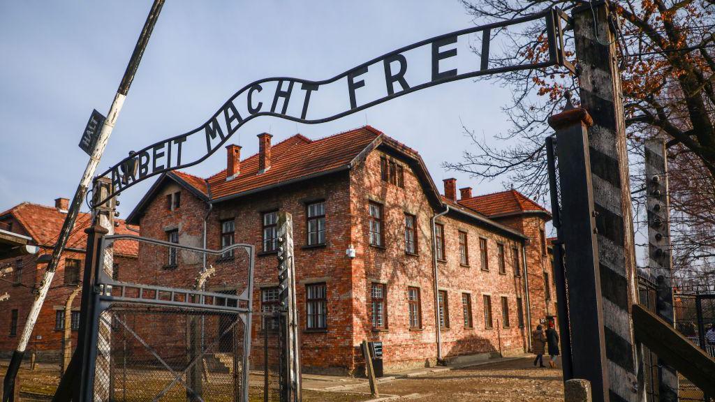 Las puertas de Auschwitz con el cartel que dice: "El trabajo te hace libre."