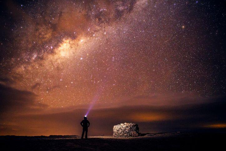 Pessoa observando o céu estrelado