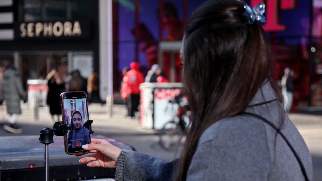 Una mujer se graba a sí misma desde su teléfono 