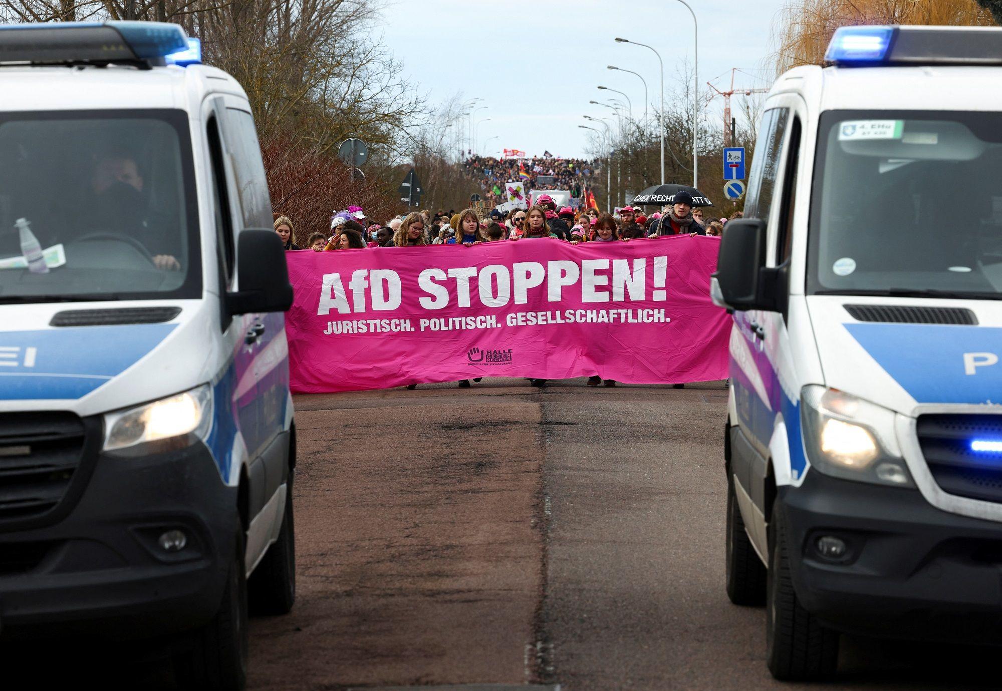 Policija i demonstranti sa porukom Stop AfD