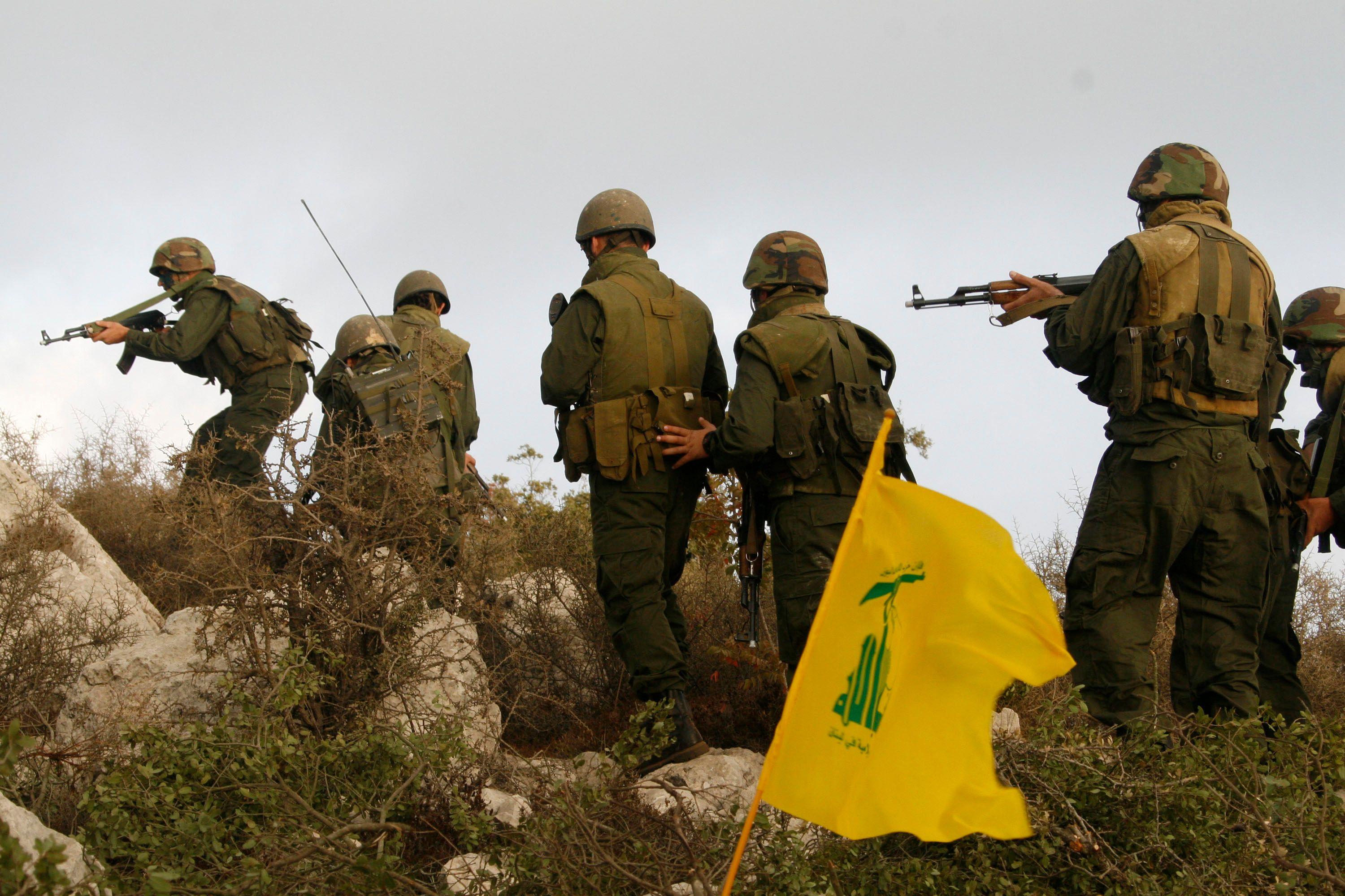مجموعة من مقاتلي حزب الله تتمركز في قرية سجد بجنوب لبنان