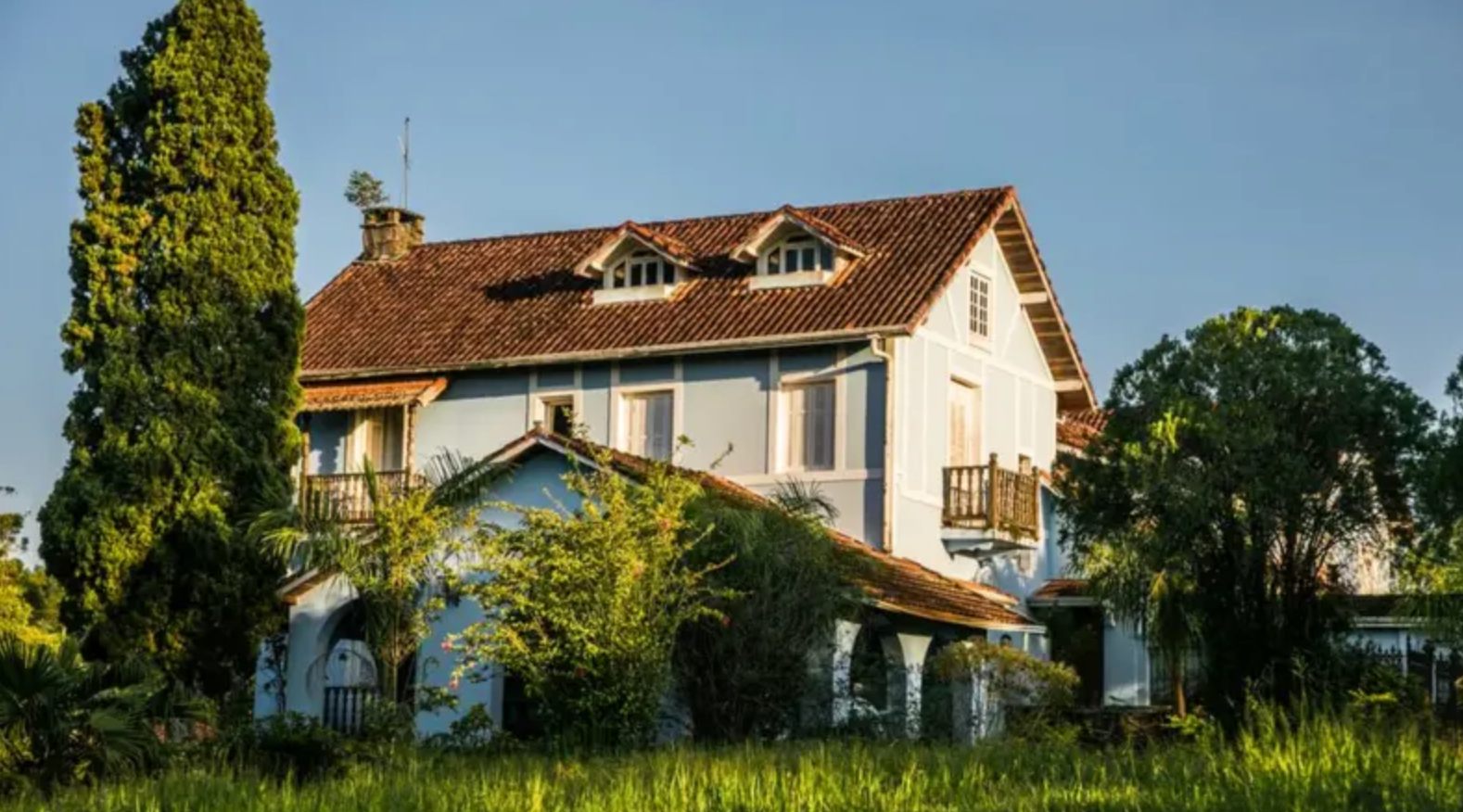 Casarão em meio a paisagem rural