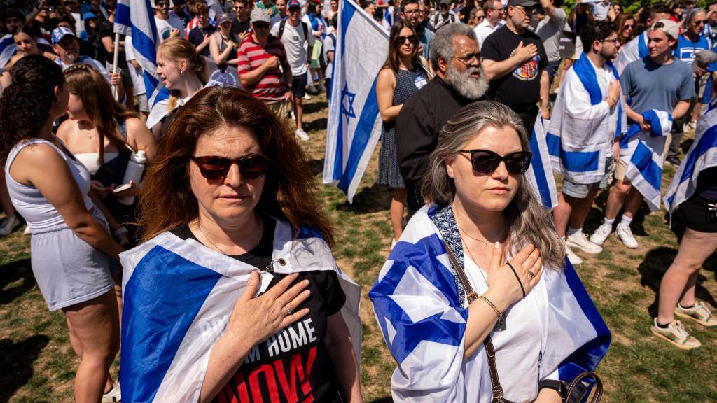 Manifestantes a favor de Israel reunidos en el predio de la Universidad George Washington.