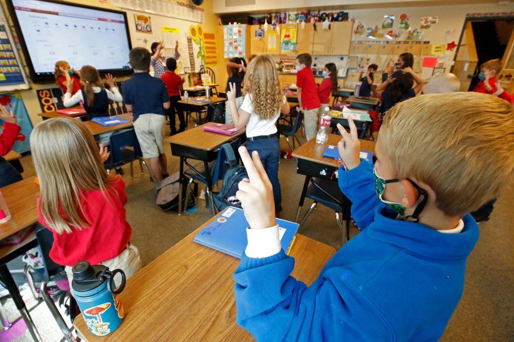 Niños en un aula escolar de EE.UU.