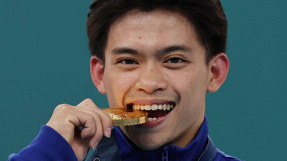 Carlos Yuro con una de sus medallas de oro