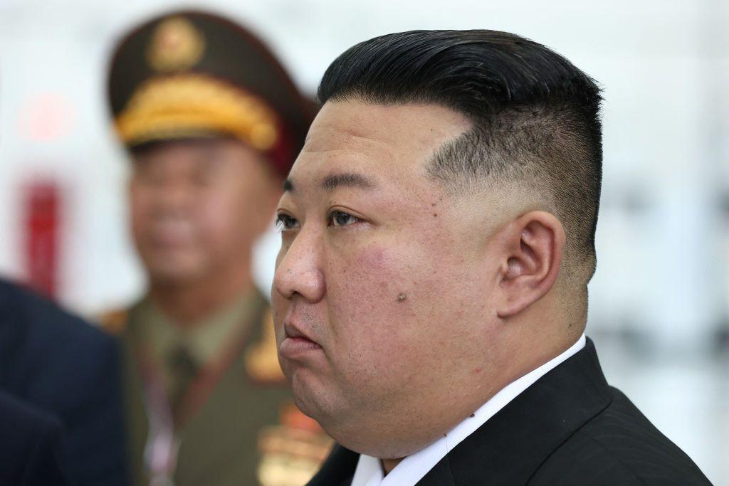 앞을 응시하고 있는 김정은 북한 국무위원장