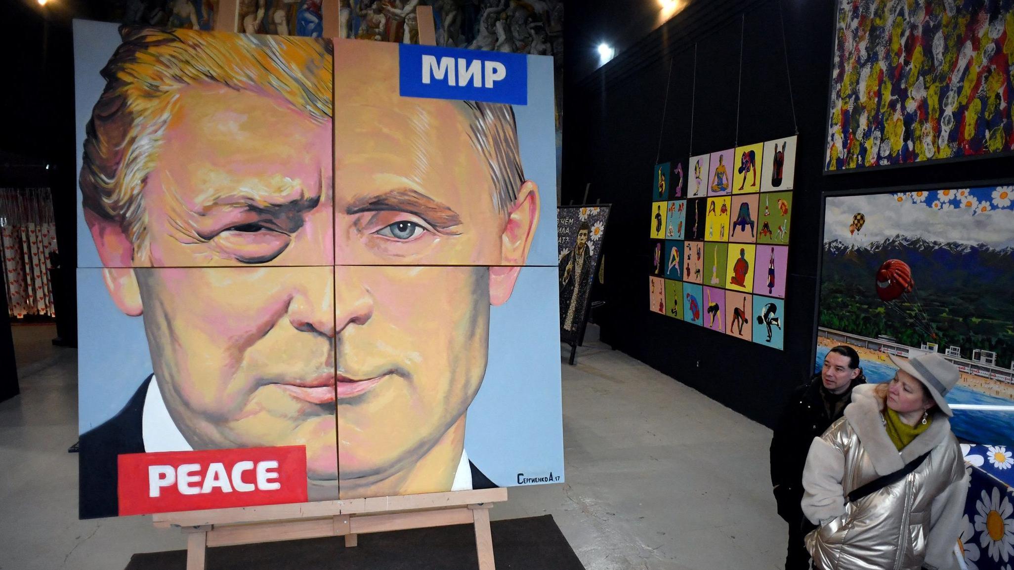 لوحة الفنان الروسي أليكسي سيرجينكو "سلامٌ للسلام"، التي تُصوّر الرئيس الروسي فلاديمير بوتين والرئيس الأمريكي دونالد ترامب، تُعرض في معرض سيرجينكو بسانت بطرسبرغ في ١٢ مارس ٢٠٢٥.
