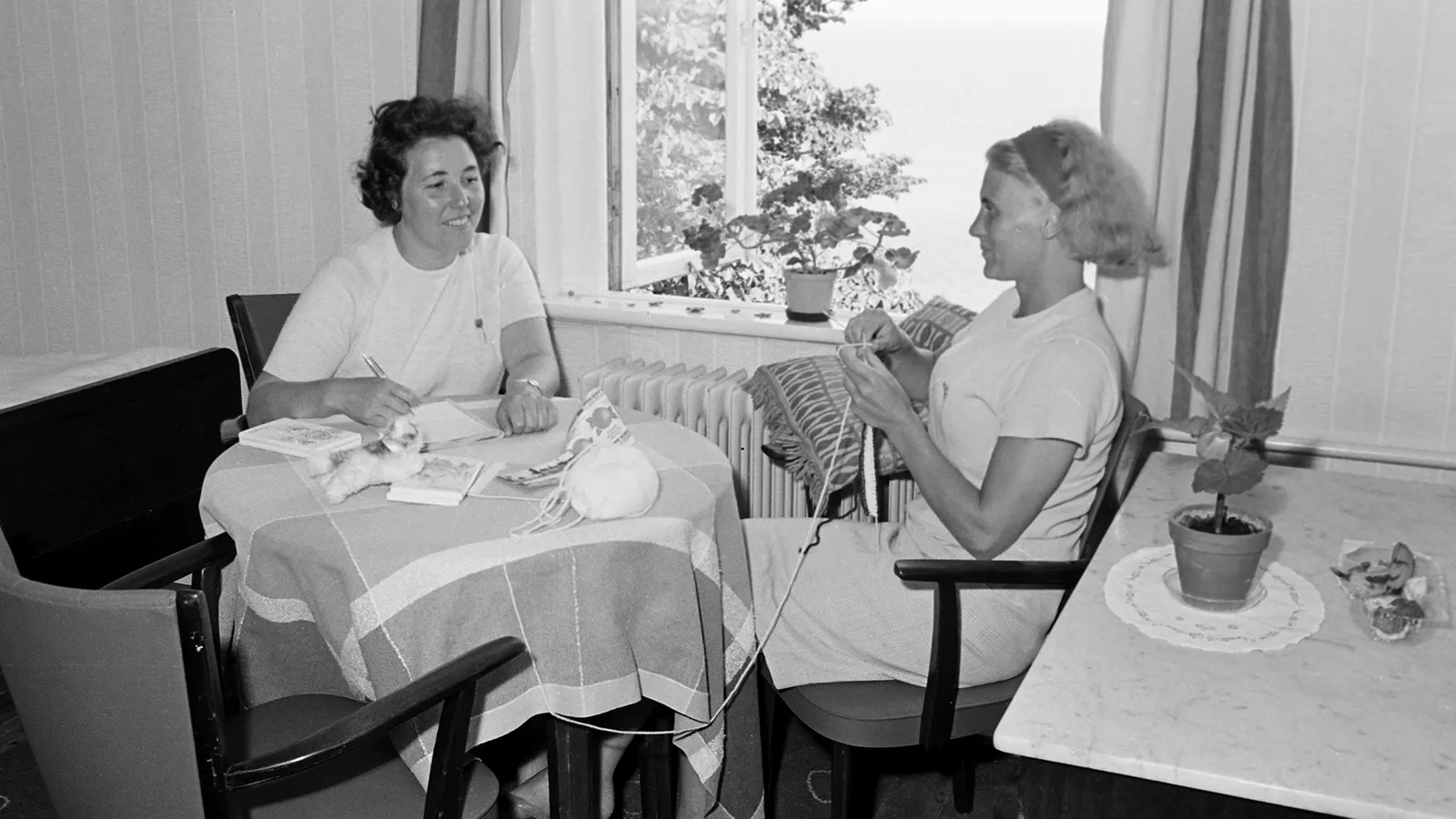 Mães se recuperam em um retiro de saúde na Alemanha, nos anos 1960