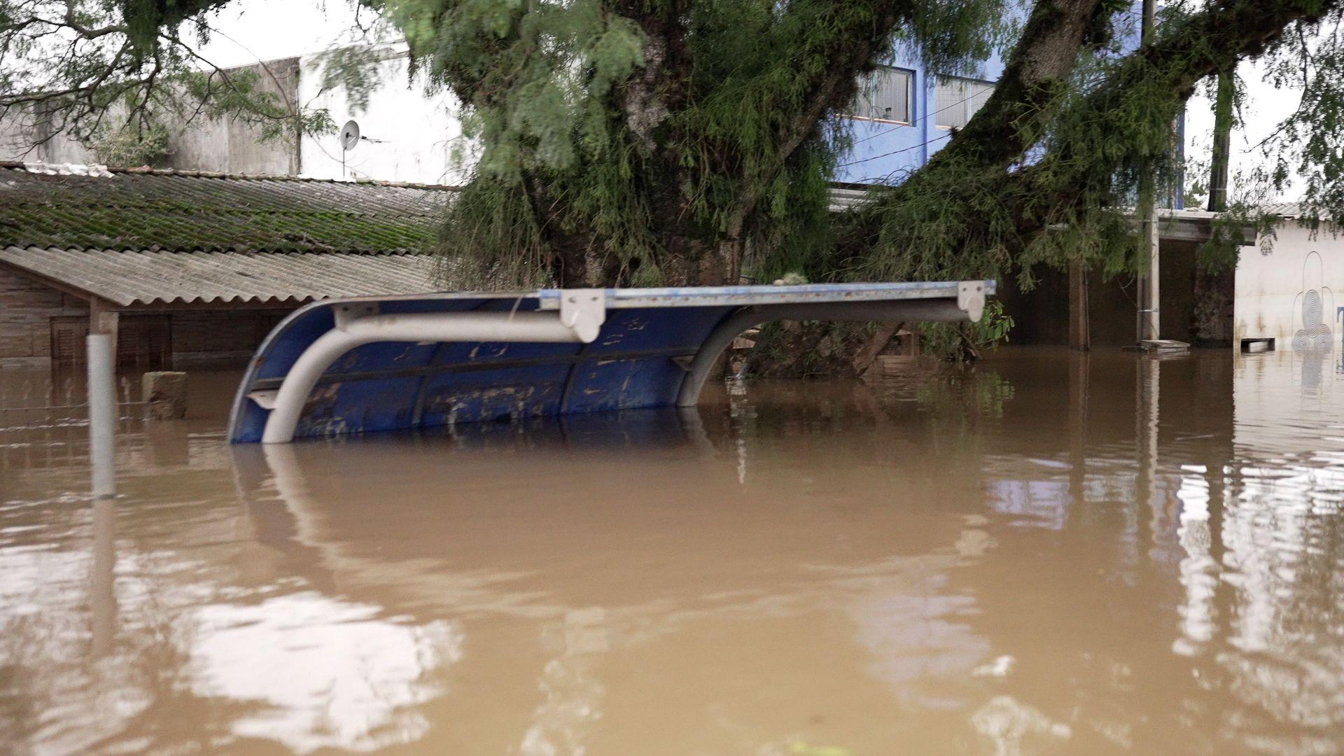 Ponto de ônibus alagado