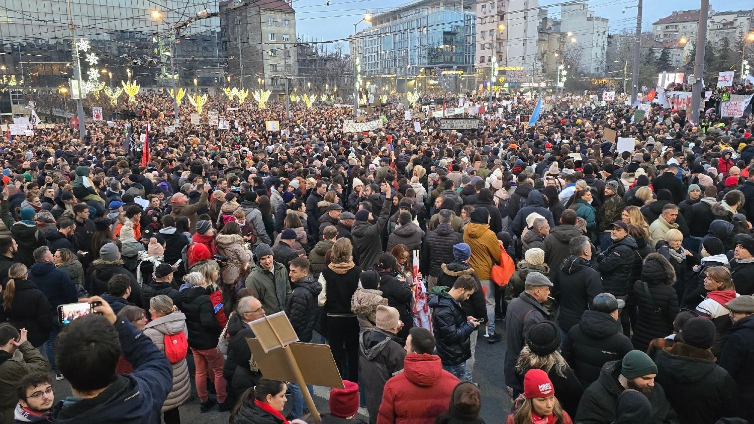 Demonstranti na trgu u Beogradu