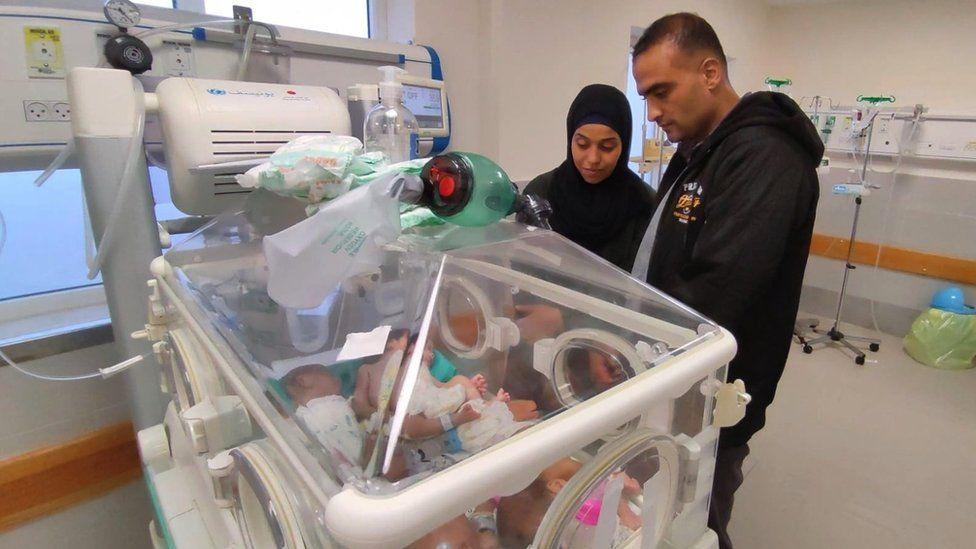Warda and Ali Sebeta se reúnen con su bebé prematuro Anas en el Hospital de los Emiratos Al Hilal