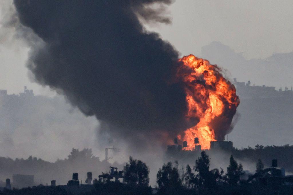 Bola de fuego provocada por bombardeo en Gaza