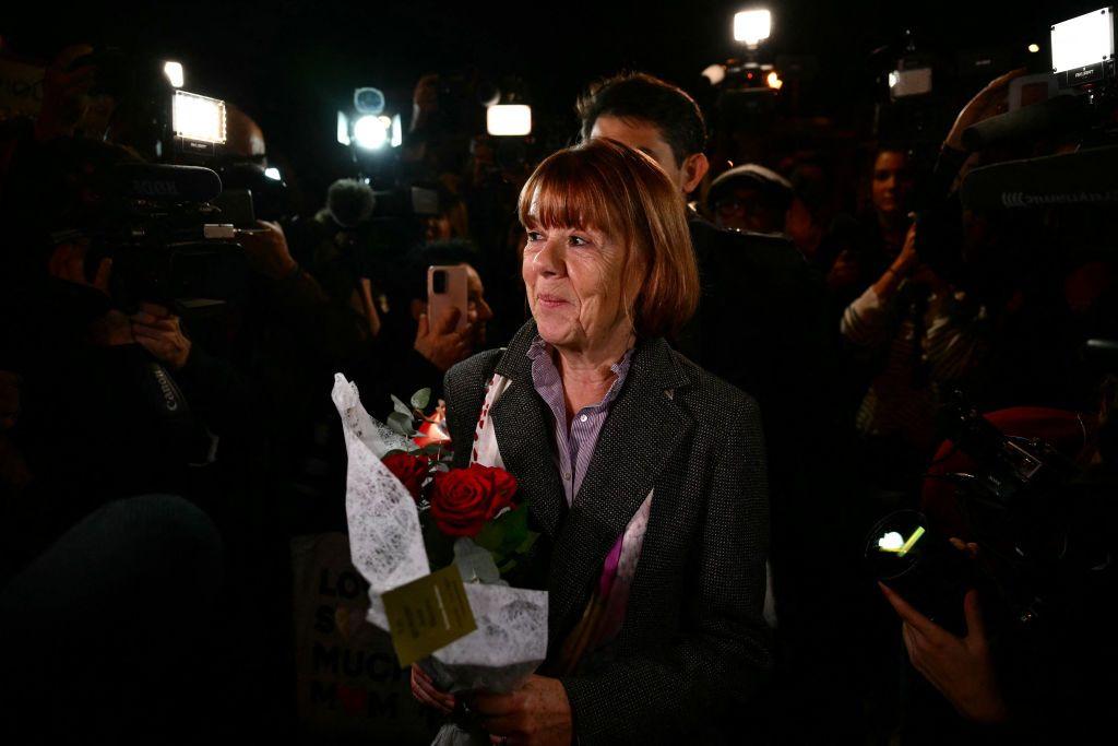 Gisèle Pelicot sorrindo e segurando um buquê de rosas vermelhas ao sair do tribunal de Avignon