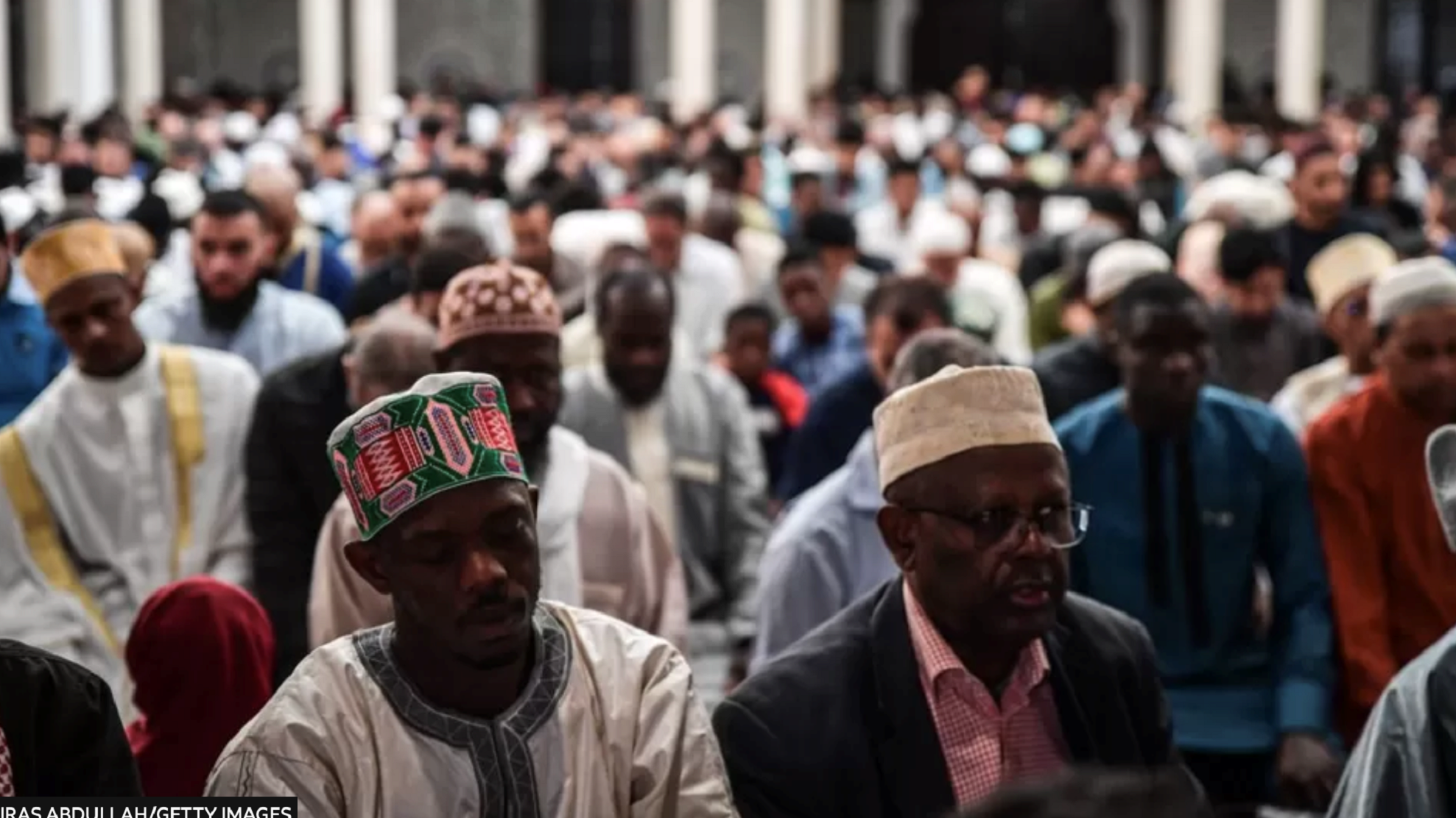 مسلمون في فرنسا يحضرون صلاة العيد في المسجد الكبير في باريس