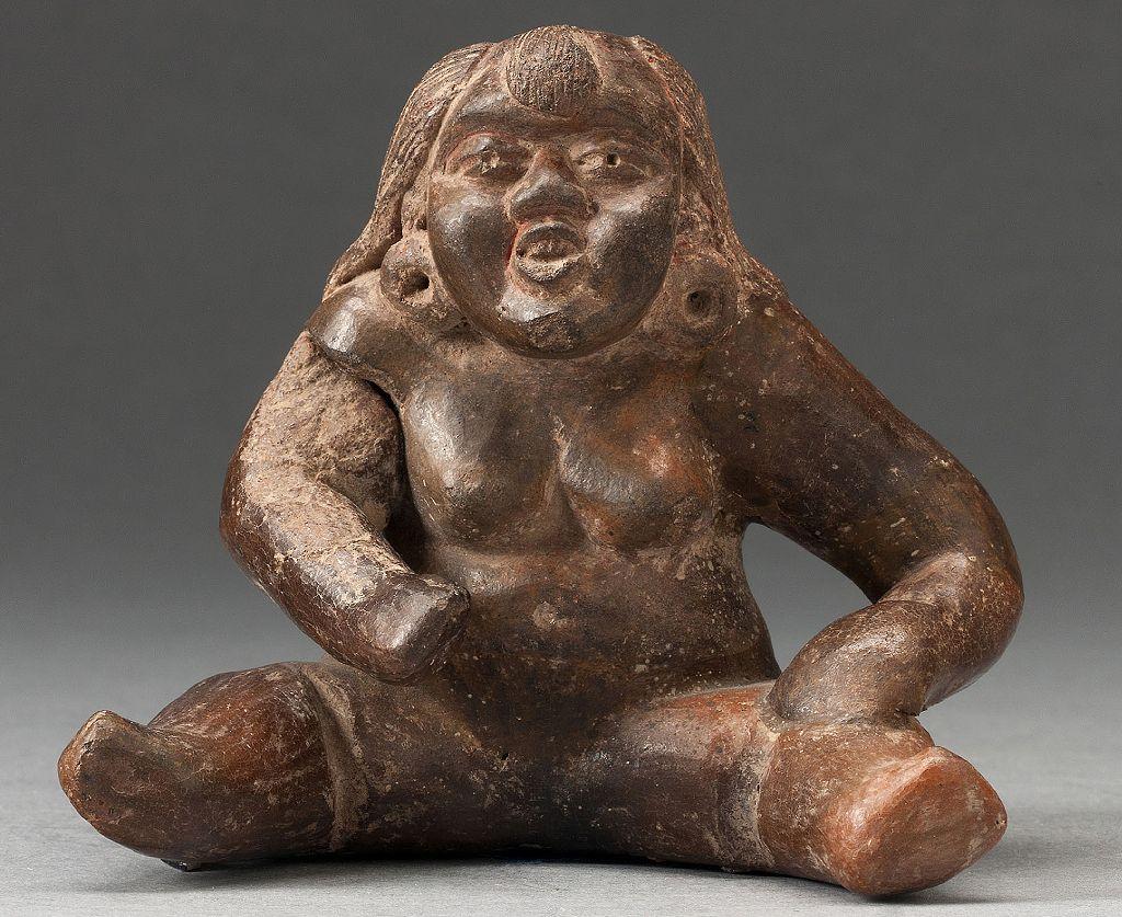 Figura femenina sentada de la cultura olmeca, 800/400 a.C., México. Cerámica y pigmento con cinabrio.