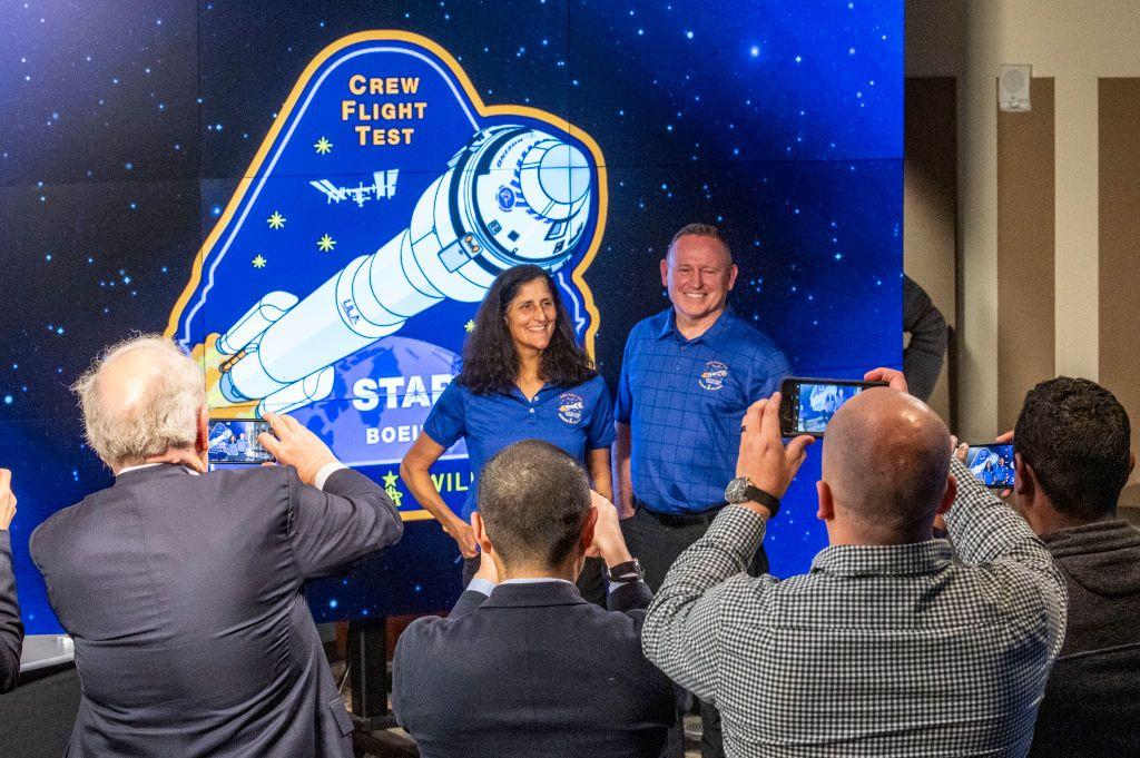 Os astronautas Sunita Williams e Butch Wilmore sendo fotografados após entrevista coletiva em 2022