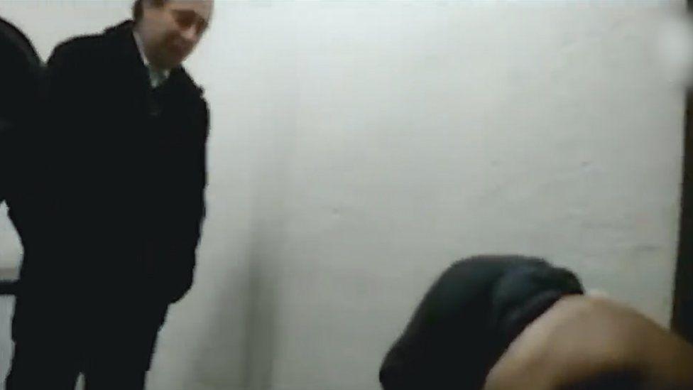 Imágenes filtradas de Zerón interrogando a un preso