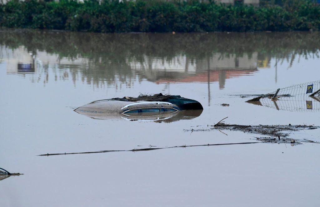 Carro submerso na Espanha; apenas o teto é visível fora da água