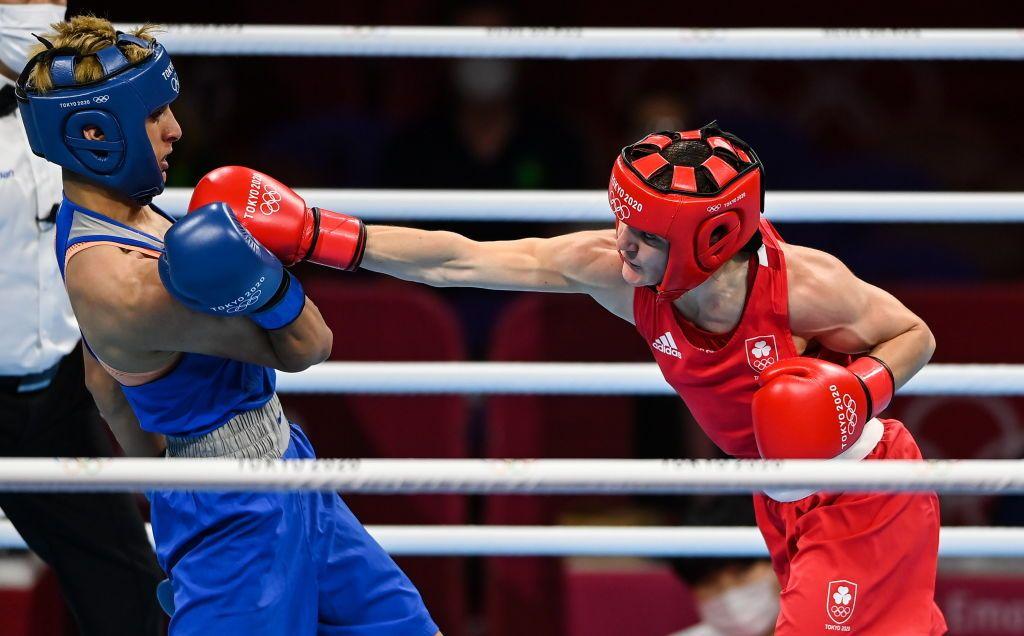 Imane Khelif lutando contra Kellie Harrington