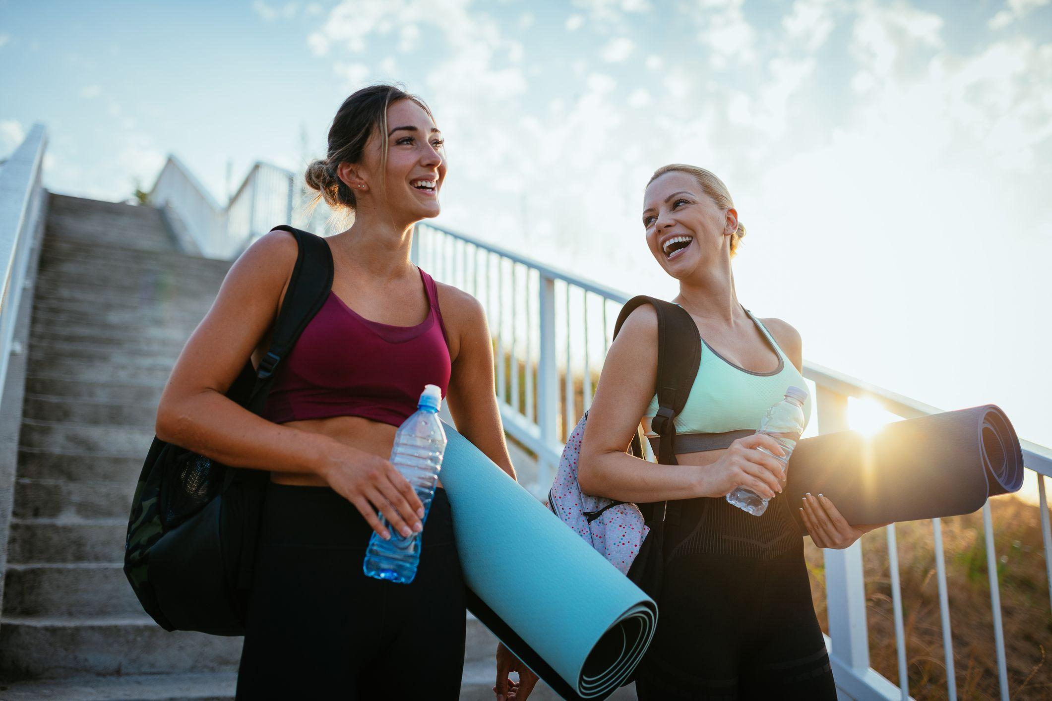 Unas mujeres soriendo luego de practicar yoga