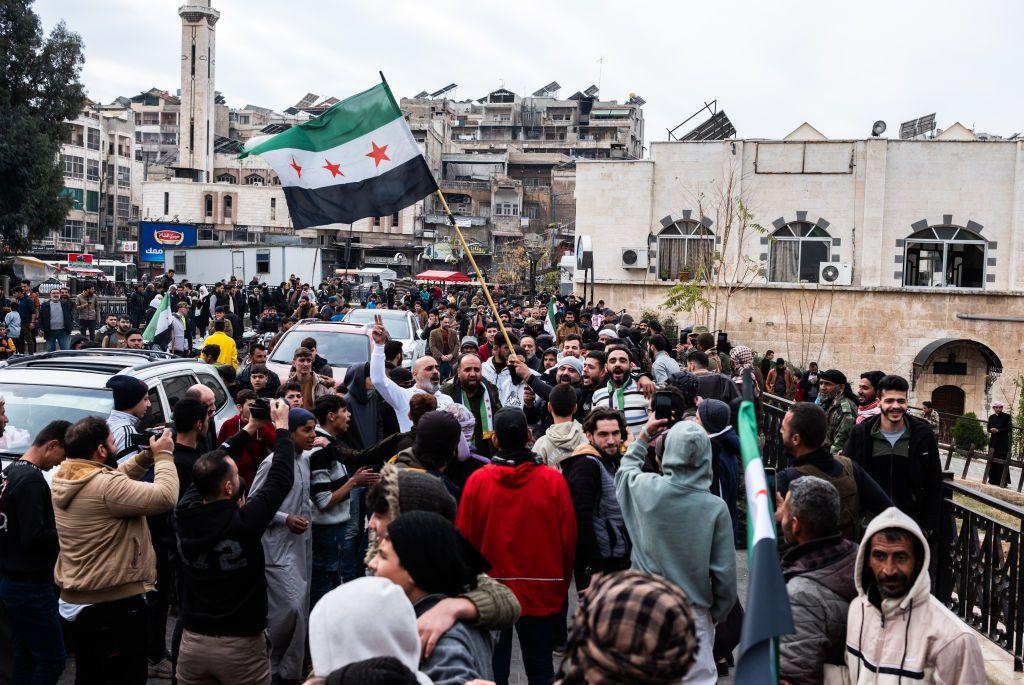 Una multitud con una bandera de la Siria libre.