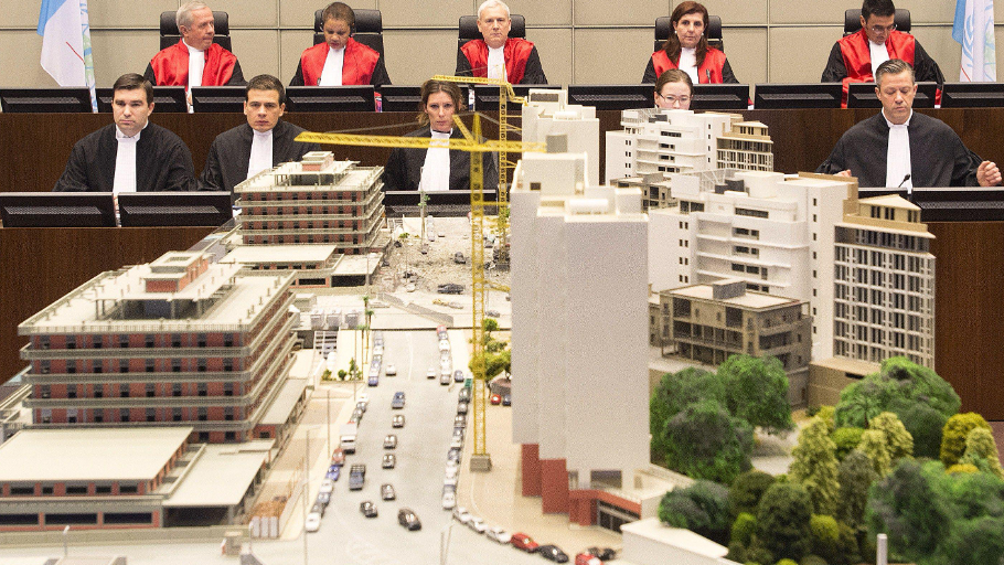 (من اليسار إلى اليمين) القضاة وليد عاكوم، وجانيت نوسوورثي، وديفيد ري، وميشلين بريدي، ونيكولا ليتيير يترأسون الجلسة الأولى في محاكمة أربعة أشخاص متهمين باغتيال رئيس الوزراء اللبناني الأسبق رفيق الحريري.